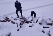 Az életével játszott: a rendőrök mentettek meg egy férfit a Balaton jegén