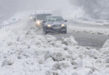 Két kamion ütközött a nagy hóban, teljesen lezárták az M86-ost