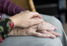 Lopott a rábízott idősektől egy szociális gondozó