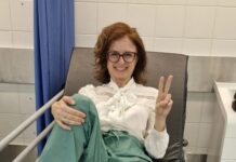 Kificamodott Gerzsenyi Gabriella térde a Kossuth téri ünnepségen