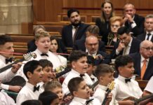 A Mi Hazánk Mozgalom frakció kivonult az ülésteremből, amikor a gyerekek bevonultak