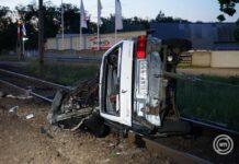 Vonat elé hajtott egy autó Sülysápon, hárman meghaltak