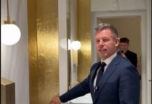 Magyar Péter videón mutatta meg az MNB-székház aranyvécéit