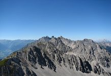 Szakadékba zuhant egy 18 éves magyar fiú Ausztriában, azonnal meghalt