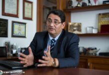 Merkely Béla tavaly októberig tulajdonos volt a KinaviX Kft.-ben,amelynek a fő tulajdonosa a fia