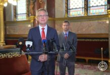 A Fidesz és a KDNP csütörtök este a Sándor-palota előtt tüntetésen tiltakozik az alaptörvény módosítása ellen