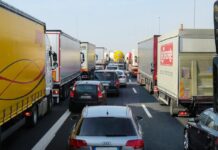 Mindkét oldalon 3 km-es a torlódás az M1-esen